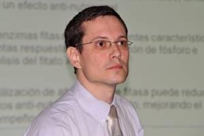 El Dr. Tiago dos Santos, de ABVista, dando su presentación sobre enzimas